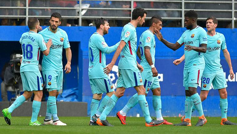 The players of the FC Barcelona celebrate a goal against the Eibar