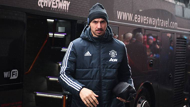 Ibrahimovic, saliendo del autobús del Manchester United
