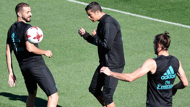 Karim Benzema, Cristiano Ronaldo y Gareth Bale en un entrenamiento del Madrid