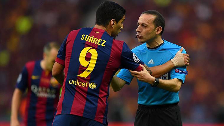 Luis Suárez dialoga con Cüneyt Çakir en un partido de Champions