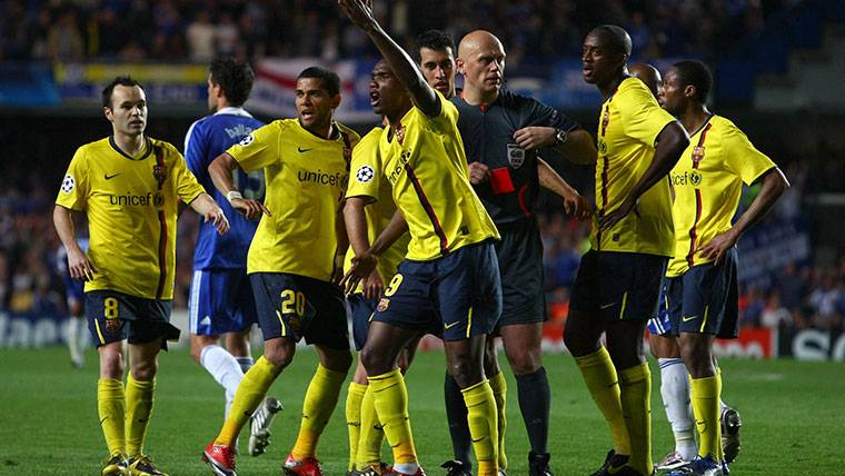 Tom Henning Ovrebo, surrounded of players of the Barça