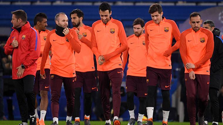 The FC Barcelona, going out to train in Stamford Bridge