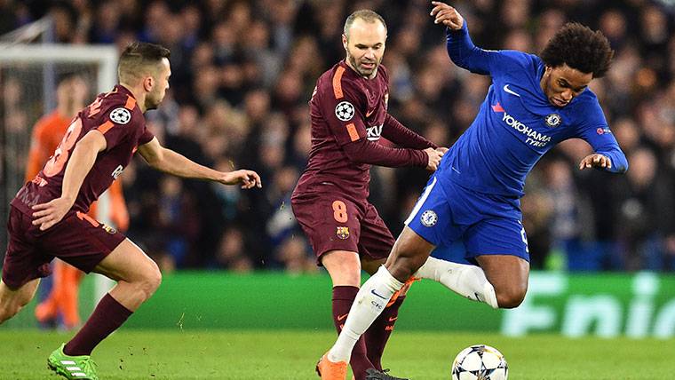 Willian, trying dribble to two players of the FC Barcelona