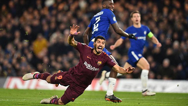 Luis Suárez, cayendo al suelo en una jugada del Chelsea-Barça