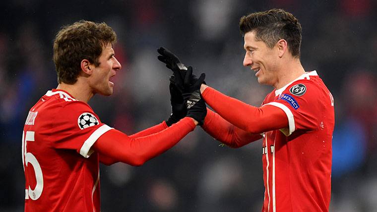 Müller and Lewandowski, celebrating a goal