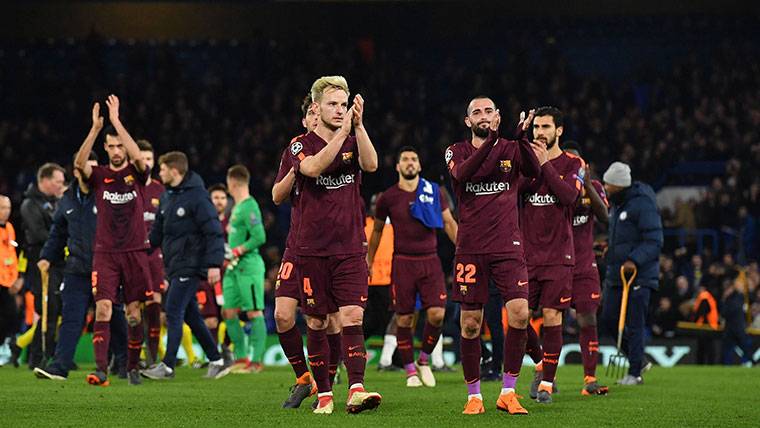 El FC Barcelona, celebrando el empate cosechado en Stamford Bridge