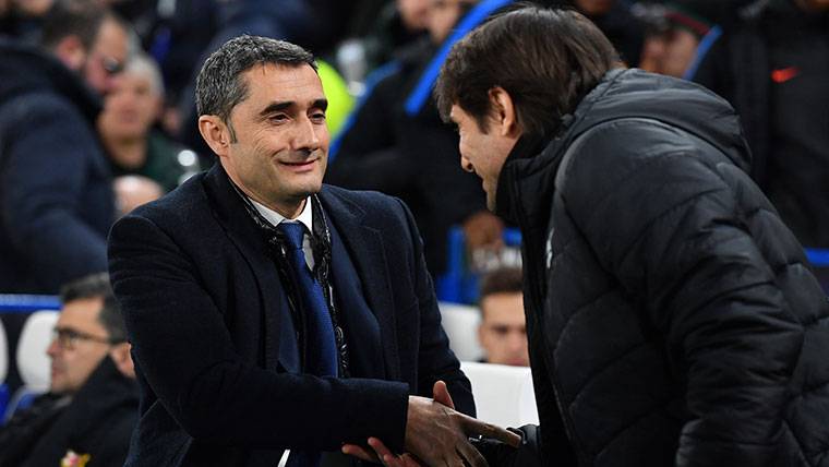 Ernesto Valverde y Antonio Conte, dándose la mano antes del partido