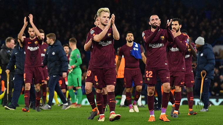 Los jugadores del FC Barcelona aplauden a la afición tras un partido
