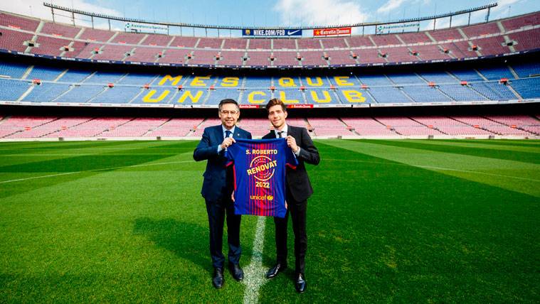 Bartomeu y Sergi Roberto durante la renovación del catalán en el Camp Nou