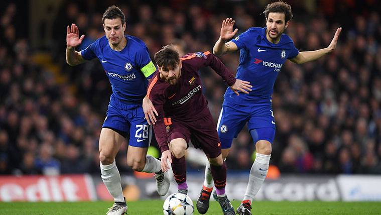 César Azpilicuenta y Cesc Fábregas intentan robarle un balón a Leo Messi
