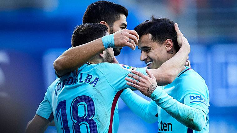 Luis Suárez, Jordi Alba y Philippe Coutinho celebran un gol del FC Barcelona