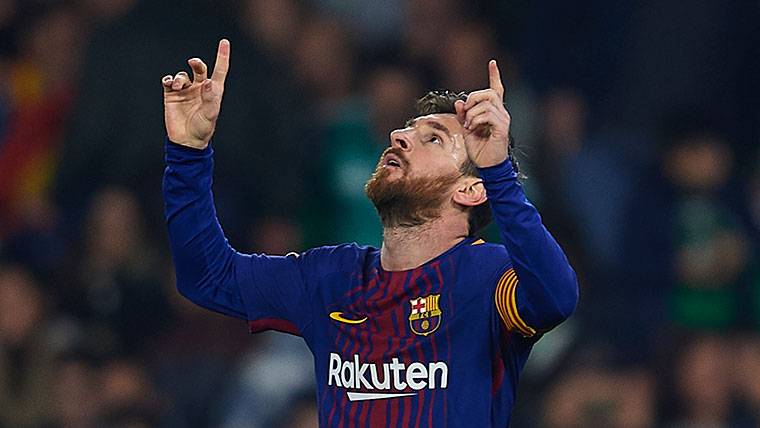 Lionel Messi, celebrando un gol y señalando al cielo