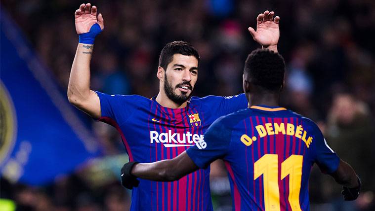 Luis Suárez y Ousmane Dembélé celebran un gol del FC Barcelona