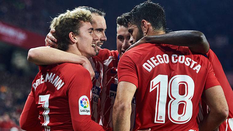 Los jugadores del Atlético de Madrid celebran uno de los goles al Sevilla