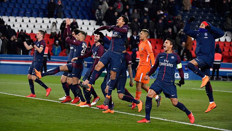 The players of the PSG celebrate the triumph in front of the Marseilles with his fans