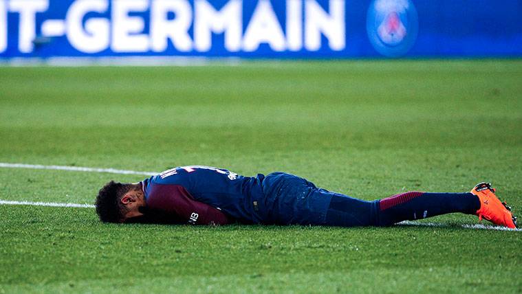 Neymar se duele tras un lance del partido contra el Marsella