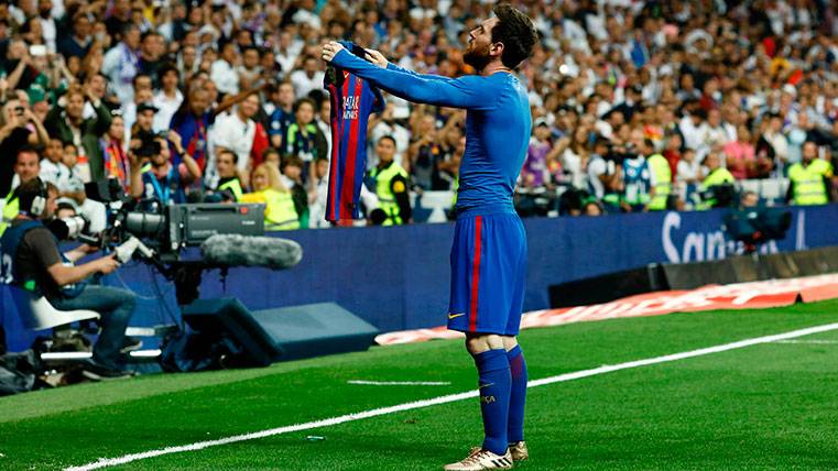 Leo Messi celebrates a goal in Santiago Bernabéu