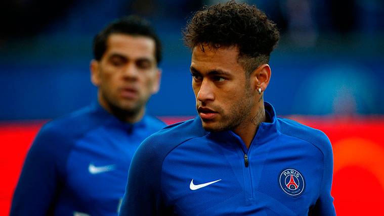 Neymar en un calentamiento con el Paris Saint-Germain