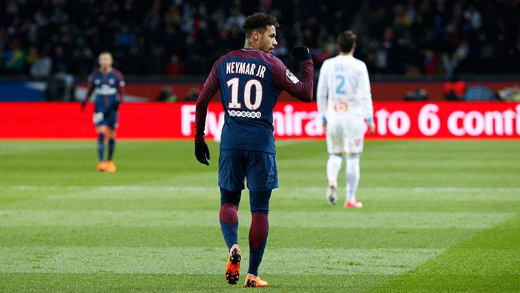 Neymar Celebrates a goal of Paris Saint-Germain