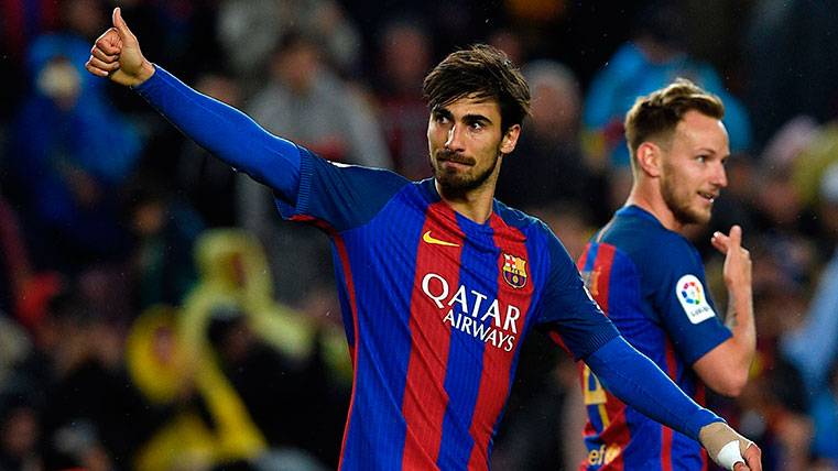 André Gomes in a party with the FC Barcelona