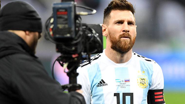 Leo Messi, focused by the cameras before a party with Argentina