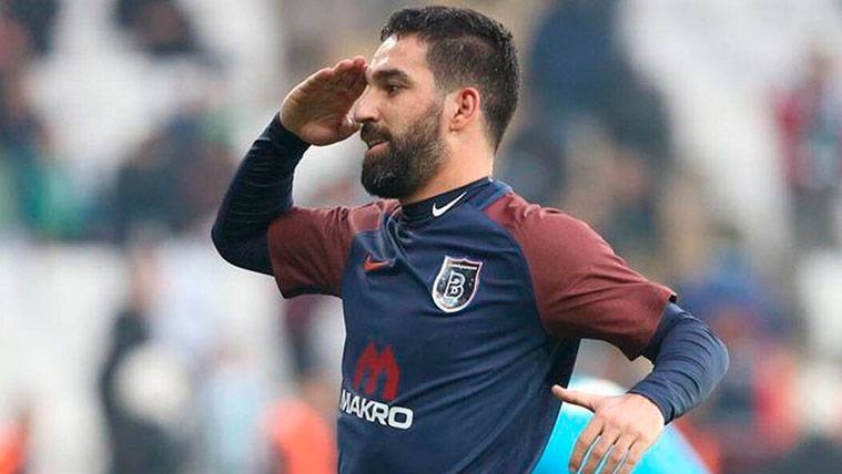 Arda Turan celebra un gol con el Istambul Basaksehir