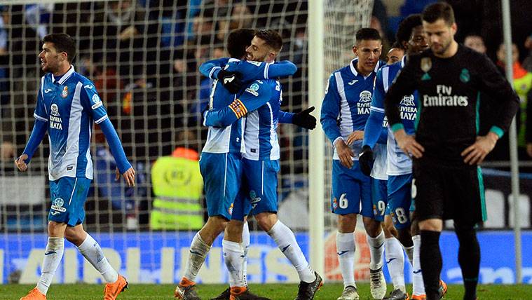 The players of the RCD Espanyol celebrate a victory in front of the Real Madrid
