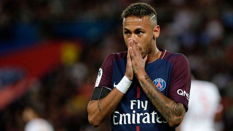 Neymar se lamenta tras una ocasión fallada con el PSG