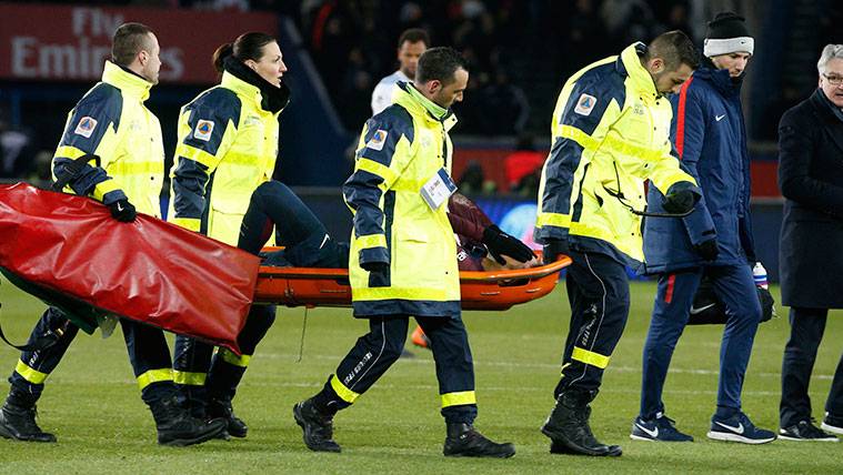 Neymar tuvo que ser retirado en camilla tras su lesión