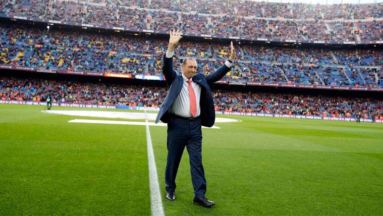 Quini, agradecido a la afición durante un homenaje en el Camp Nou