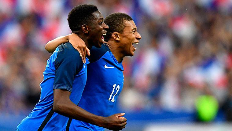 Ousmane Dembélé y Kylian Mbappé celebran un gol con la selección de Francia