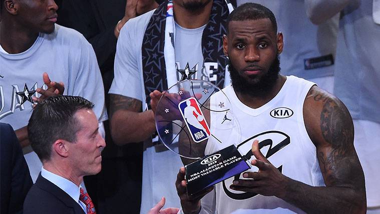 LeBron James collects the prize to the MVP of the past All Star
