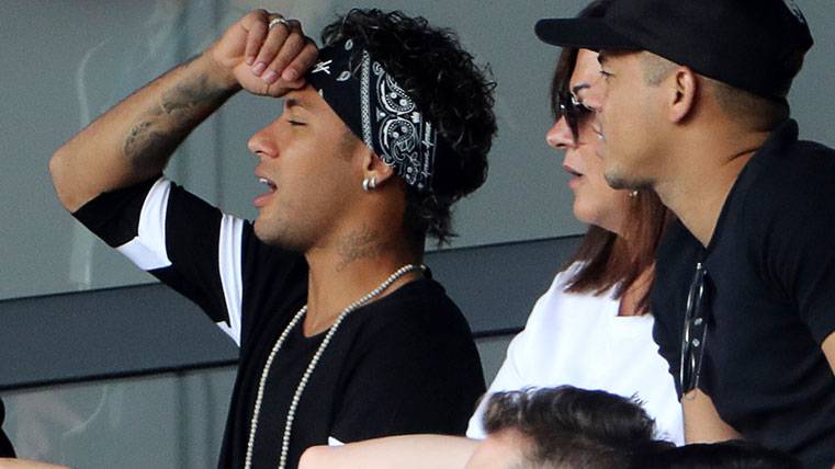 Neymar, viendo un partido del PSG desde la grada