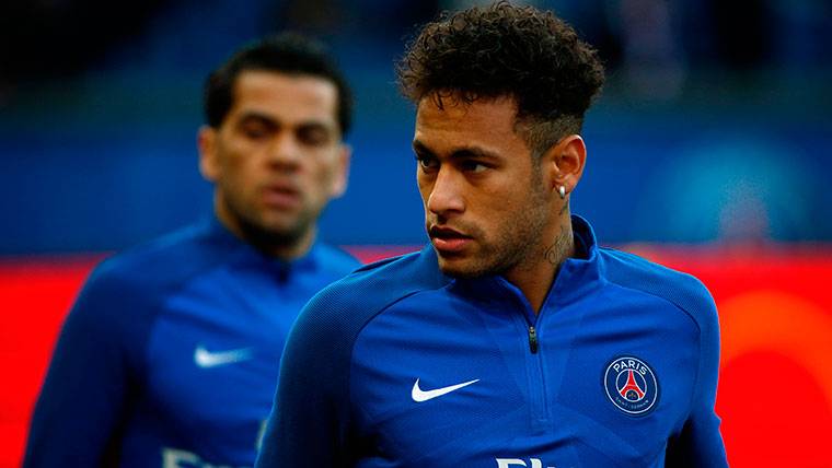 Neymar Jr, durante un calentamiento junto a Alves en el PSG