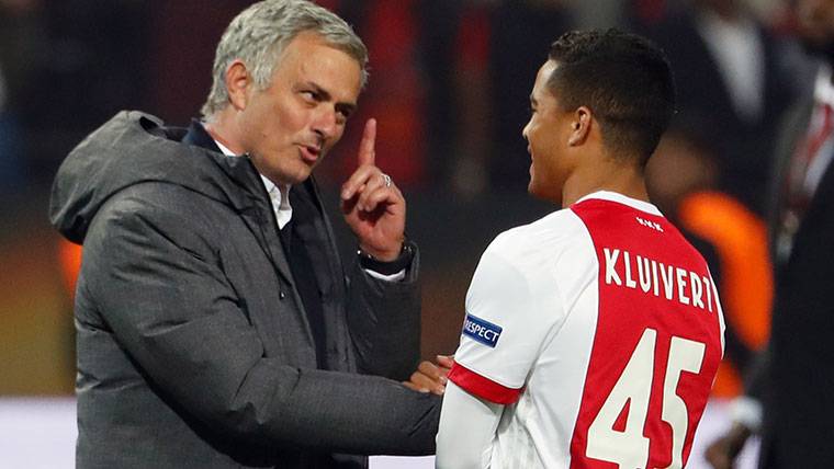 Justin Kluivert, kidding with Mourinho in an image of archive