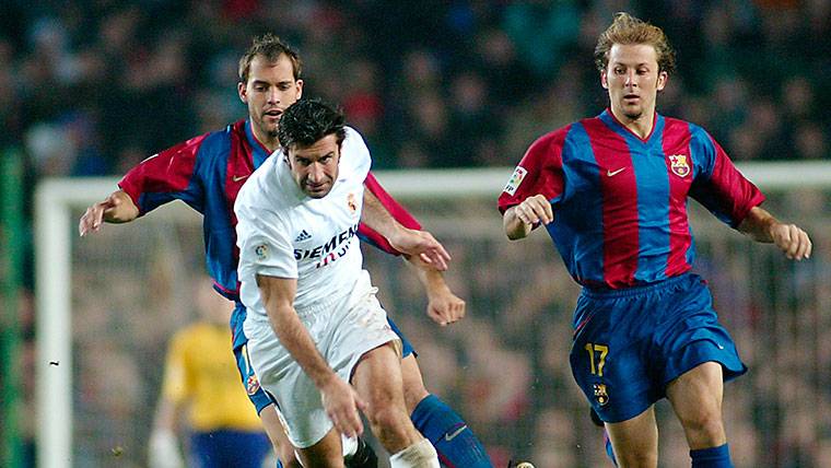 Luis Figo, playing in the Camp Nou with the T-shirt of the Real Madrid