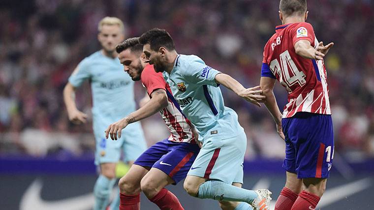 Leo Messi, intentando regatear a jugadores del Atlético