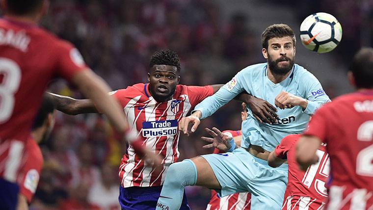Gerard Piqué, intentando rematar rodeado de jugadores del Atlético