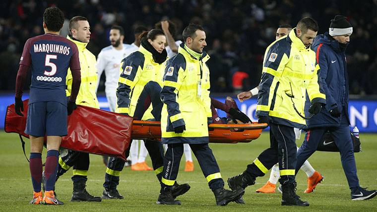 Neymar Jr, retirado en camilla tras lesionarse en el último partido con el PSG