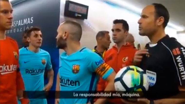 Mateu Lahoz, in the tunnel of changing rooms with the players