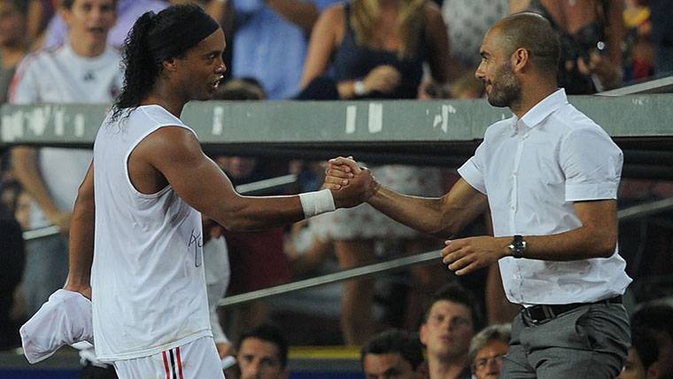 Ronaldinho And Guardiola, greeting in an image of a Gamper