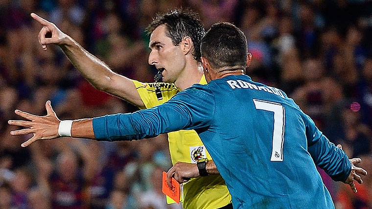 Cristiano Ronaldo, protestando ante De Burgos Bengoetxea