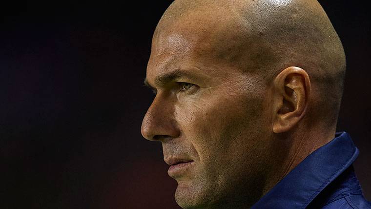 Zidane only can  hold on to the Champions League