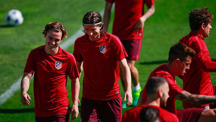 Filipe Luis, conversing with Griezmann in a training