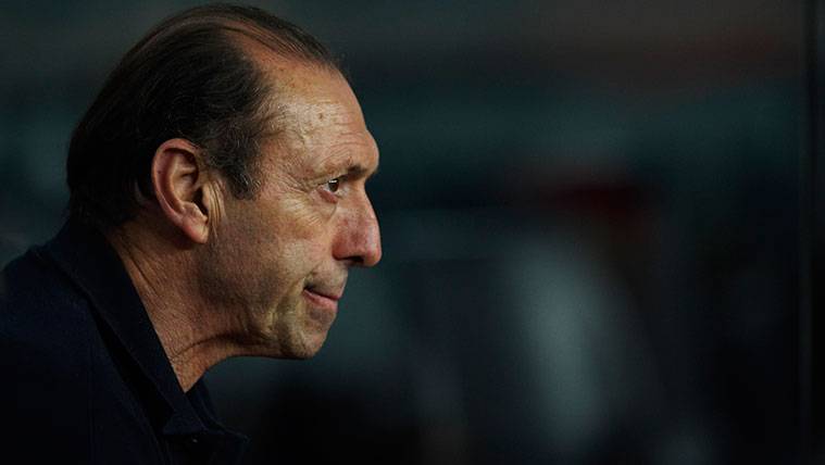 Quini durante un FC Barcelona-Sporting de Gijón en el Camp Nou