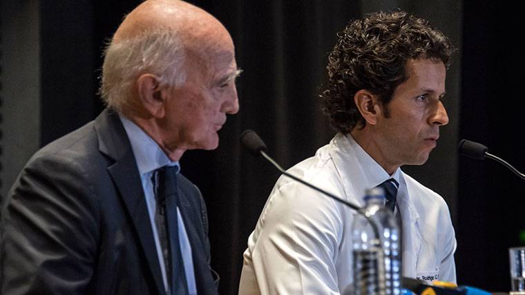 Los doctores Gerard Saillant y Rodrigo Lasmar, revelando el estado de Neymar