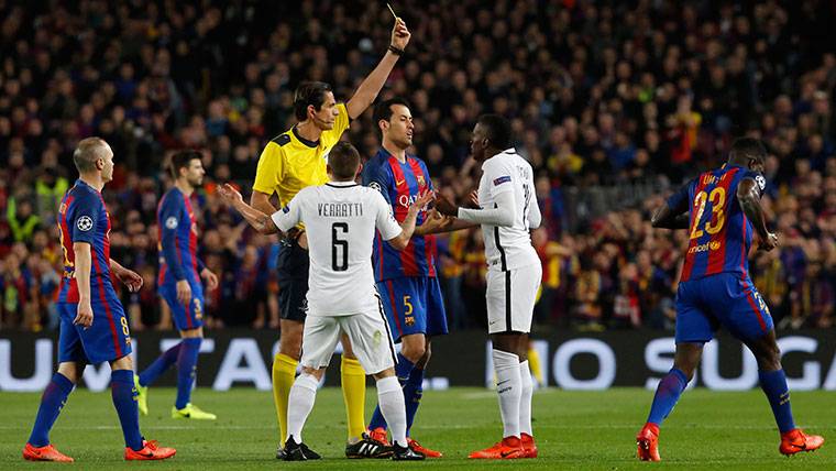 Deniz Aytekin, mostrando una cartulina amarilla a Blaise Matuidi