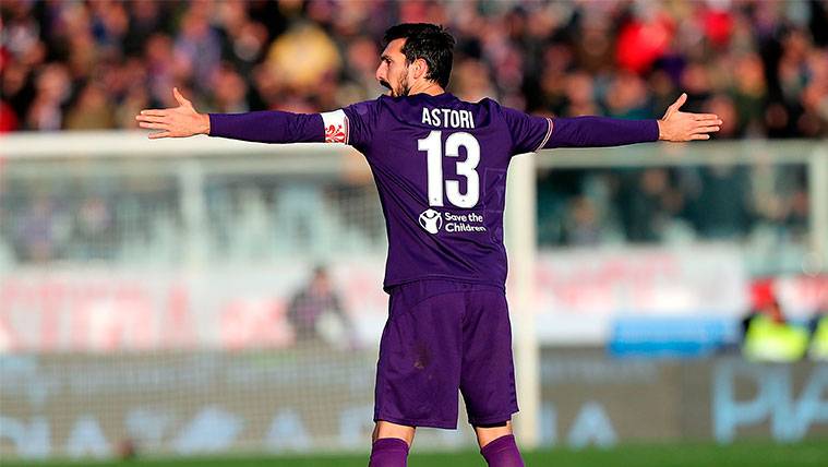 Davide Astori en un partido con la Fiorentina