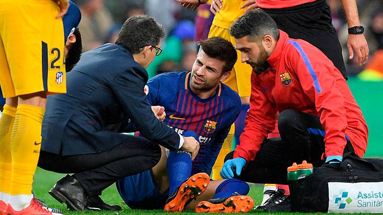 Gerard Hammered, being attended by the doctor Ricard Pruna in the Camp Nou