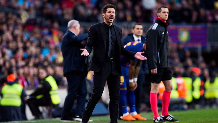 Diego Pablo Simeone, protesting an action to Gil Manzano from the band